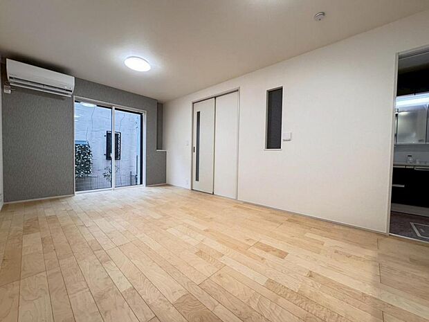 【ダイニング】窓が多く明るいリビングルームです。風通し・陽当りに恵まれた南向き。開放感と採光に拘りました。