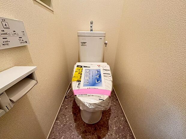 【トイレ】白を基調とし清潔感をデザインしたトイレ空間です。使い心地もしっかり追求した先進のトイレを搭載しております。