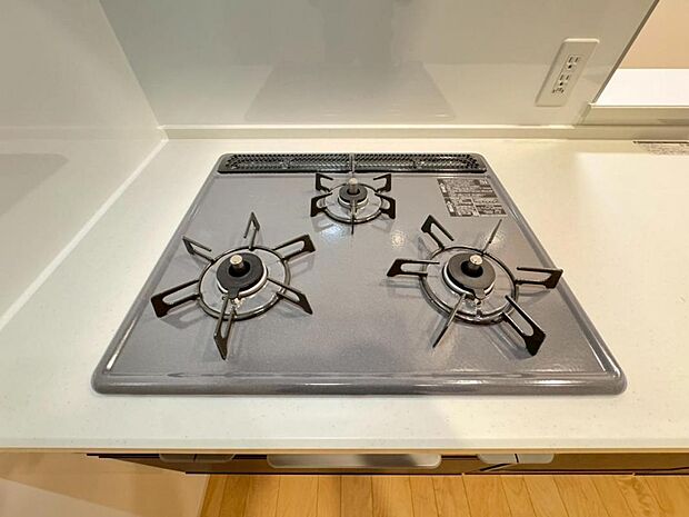 【3口ガスコンロ】3口ガスコンロで同時に複数の調理を進められるため、調理時間が短縮できます。