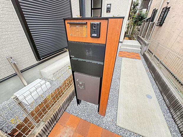 【宅配ボックス】1台にポストと宅配ボックスをまとめた機能性が魅力です。シンプル＆モダンなデザインが、エントランスをモダンな雰囲気へと導きます。