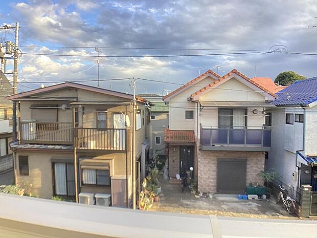 【眺望】建物の用途や高さなどが厳しく制限された第一種低層住居専用地域にございます。見晴らしや陽当りも良好です。