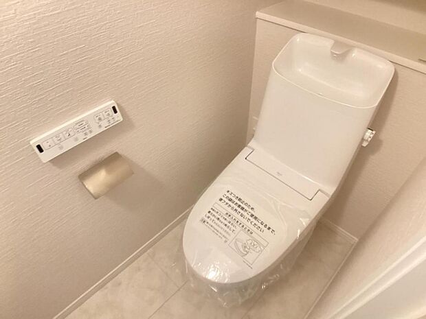 【トイレ】白を基調とし清潔感をデザインしたトイレ空間です。使い心地もしっかり追求した先進のトイレを搭載しております。
