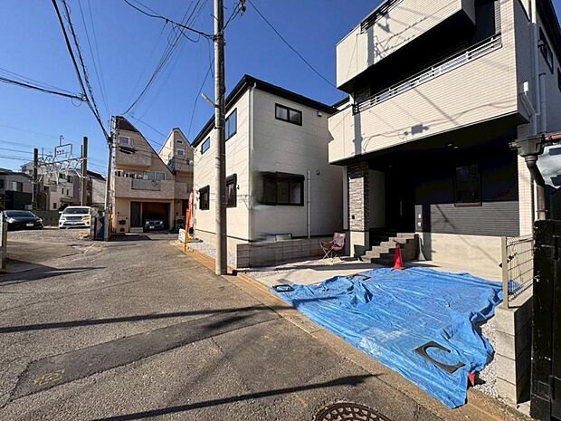 【前面道路】4M道路に面した立地で陽当りに恵まれております。歩道もしっかり整備されておりますので、小さなお子様がいらっしゃるファミリー層にも安心です。