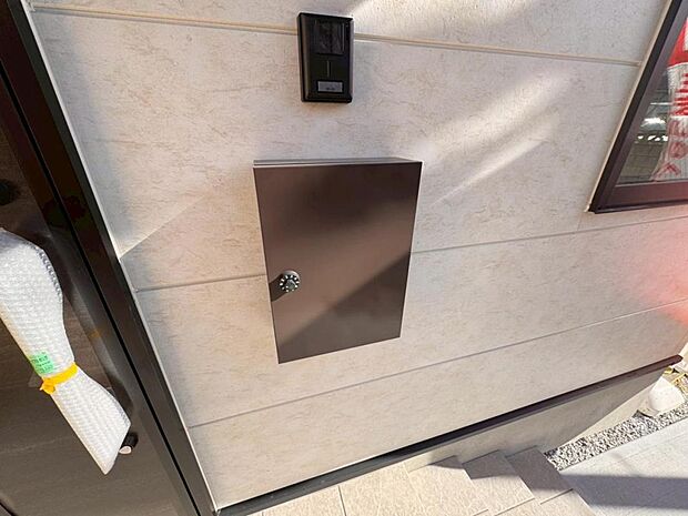 【メールボックス】主張しすぎないシンプルな設計で、玄関周りにナチュラルに調和するメールボックスです。