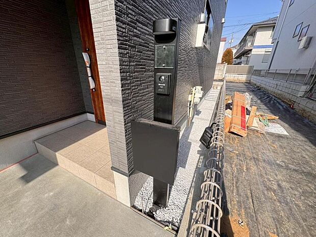 【門柱ポスト】表札が付けられるインターホン付きの機能的な門柱ポストです。無駄のないシンプルなデザインなので、あらゆるお家に馴染みやすいのが魅力です。