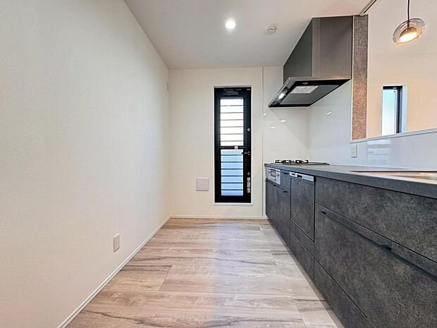 【キッチン】浄水器一体型水栓に3口グリルコンロ、食洗器と機能充実なシステムキッチンで、効率的な家事作業をサポート。キッチンワークが楽しくなります。