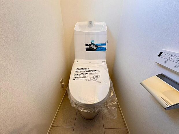 【トイレ】白を基調とし清潔感をデザインしたトイレ空間です。使い心地もしっかり追求した先進のトイレを搭載しております。