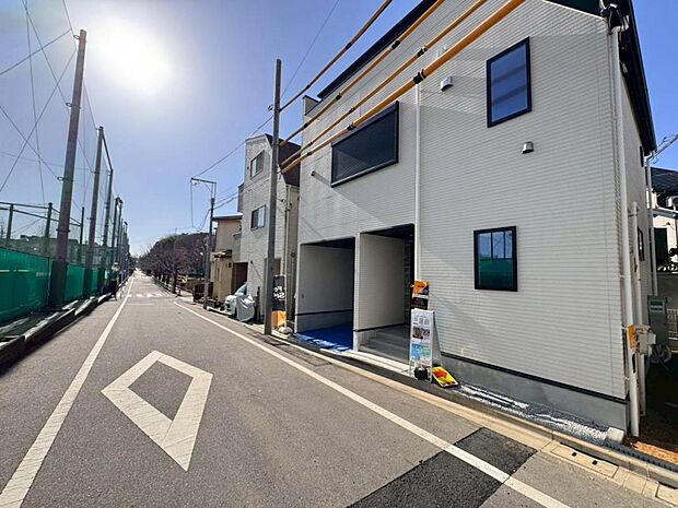 【前面道路】5.9M道路に面した立地で陽当りに恵まれております。歩道もしっかり整備されておりますので、小さなお子様がいらっしゃるファミリー層にも安心です。