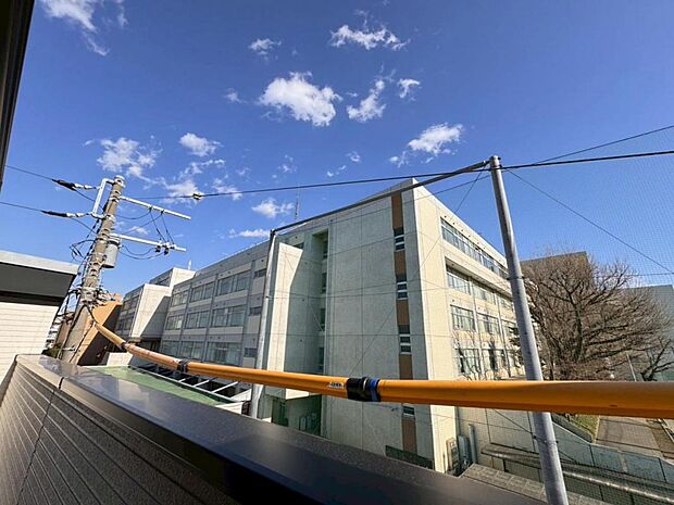 【眺望】陽当たり・通風・開放感・眺望に恵まれた環境です。周辺は高い建物がなく青い空が遠くまで広がります。