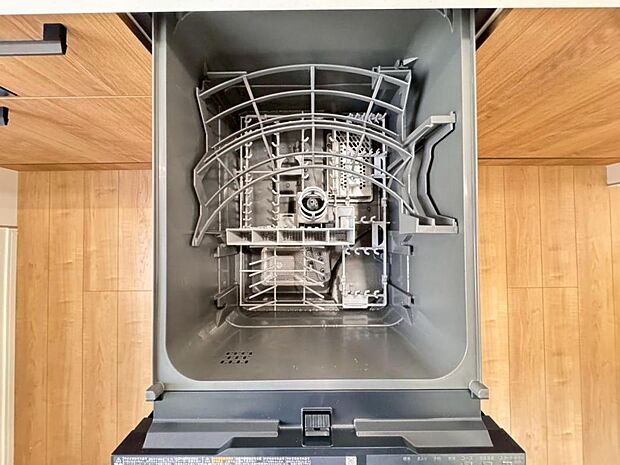 【食洗機】立ったままラクな姿勢で食器の出し入れができる食洗器を標準装備。キッチンにすっきり収まり使いやすいスライド型ビルトインタイプです。