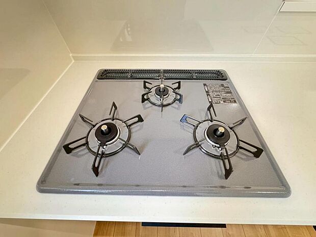 【3口ガスコンロ】3口ガスコンロで同時に複数の調理を進められるため、調理時間が短縮できます。