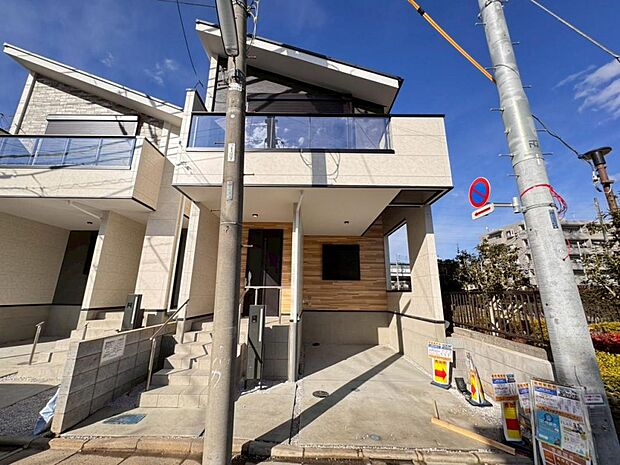 【外観】木造2階建て設計、3LDK+カースペース。前面道路は南側に面しており、1日中採光が室内を明るく演出します。