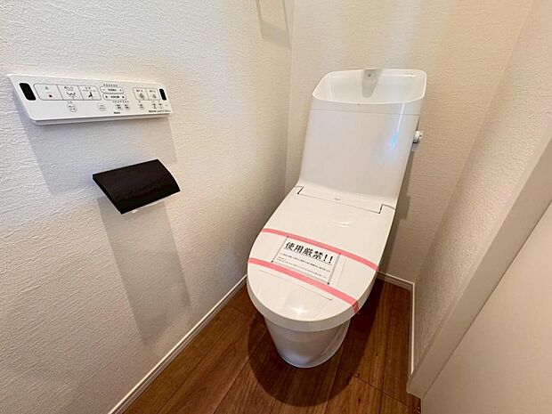 【トイレ】白を基調とし清潔感をデザインしたトイレ空間です。使い心地もしっかり追求した先進のトイレを搭載しております。
