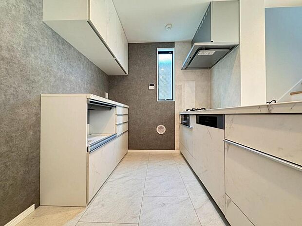 【キッチン】機能充実のシステムキッチンです。浄水器一体型水栓に3口グリルコンロ、食洗器と充実しておりママの家事をサポート致します。