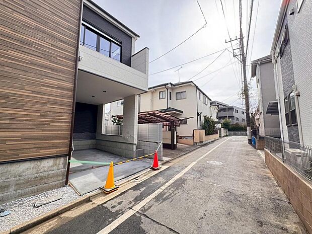 【前面道路】お車の出し入れも便利な前面道路です。歩道もしっかり整備されておりますので、小さなお子様がいらっしゃるファミリー層にも安心です。