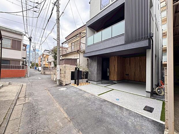 【前面道路】3.26M道路に面した立地で陽当りにも恵まれております。歩道もしっかり整備されておりますので、小さなお子様がいらっしゃるファミリー層にも安心です。