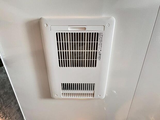 【浴室換気乾燥機】「浴室換気乾燥機」は梅雨の季節や春先の花粉の季節、最近ではPM2.5や黄砂の飛来対策としても外干しせずに室内で乾燥できるため、とても便利です。