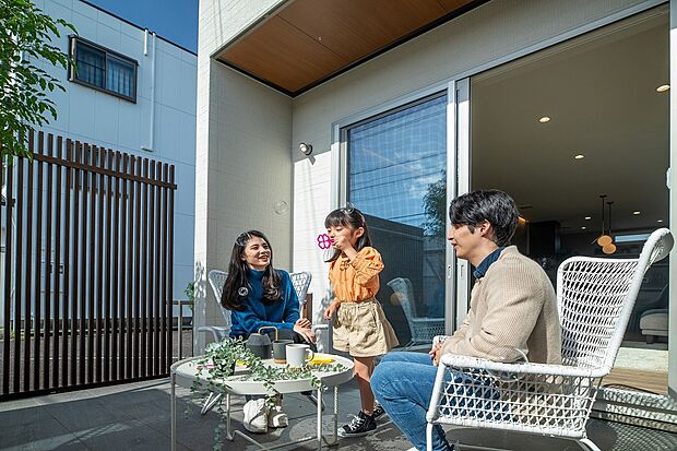 【ガーデンテラス】レンガの目隠しがあるのでプライベートを保ちながら楽しめます。