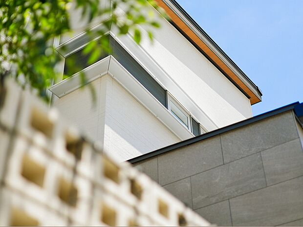 【シンプルでシャープなデザインの小庇】見た目は小さいですが、しっかり効果を発揮します。