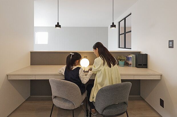 【二階のライブラリースペース】部屋の中ではなく、オープンなカウンターで家族を感じながら学習できる