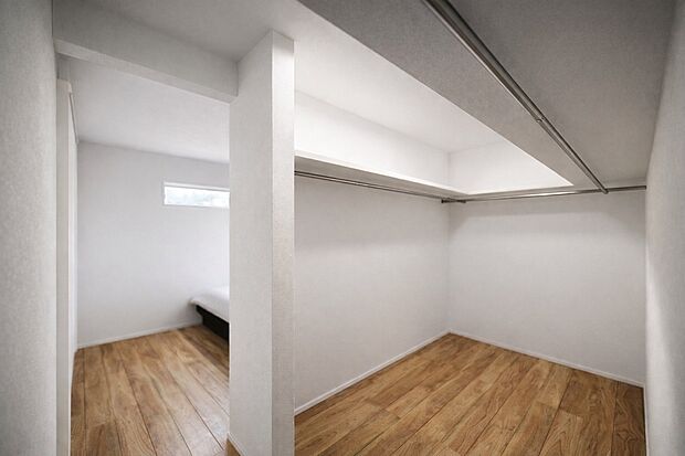 【4帖のWIC】衣類だけでなく、季節家電や思い出の品まで丸ごと収まる大容量※完成イメージ画像