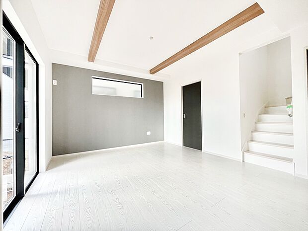 ~Living~ リビングに階段のある間取りです♪家族のコミュニケーションがスムーズに取れますね♪ゆとりある暮らしと心地よい住環境が紡ぐ贅沢な時間をご家族みんなでお過ごし下さい。