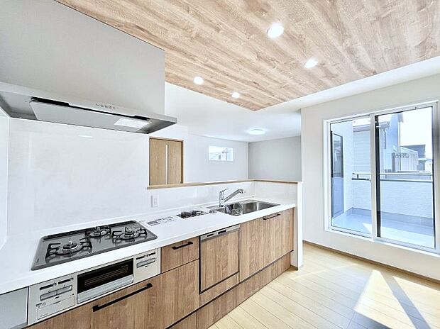 ~Kitchen~ 広くて使いやすいキッチンなら家族でいっしょに料理をつくったり、後片付けも手間なくできちゃいます♪収納もたっぷりあるので、いつもすっきりと清潔な印象を保てます。