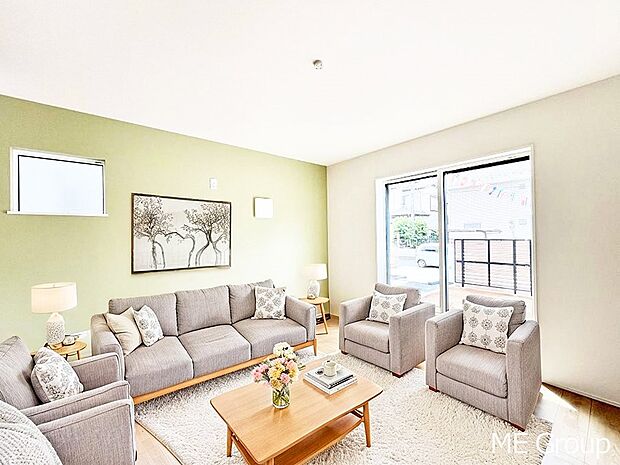 ◆１号棟◆～Living～　飽きの来ないシンプルでおしゃれなLDK。窓から日差しが差し込むので室内も明るく、家族の憩いの場としてピッタリです。開放感と日当たりの良さを是非ご覧ください！※家具はCGです