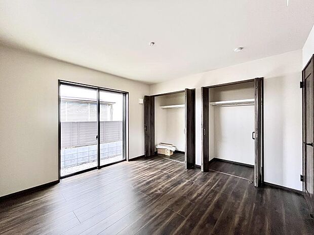 ~Bed Room~ 部屋数が多いのが戸建てのメリットです。ご家族が増えたことで手狭に感じていた住まいも戸建てでは各居室プライバシーを保つことができます。住まいにゆとりが生まれ心もリラックスできます♪