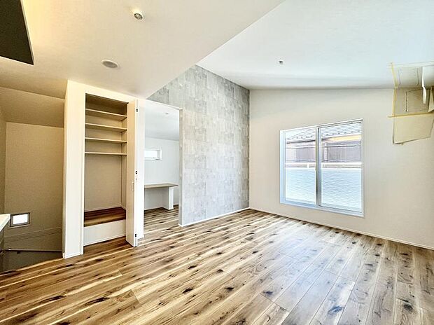 ~Living~ 飽きの来ないシンプルでおしゃれなLDK。大きな窓から日差しが差し込むので室内も明るく、家族の憩いの場としてピッタリです。開放感と日当たりの良さを是非ご覧ください!