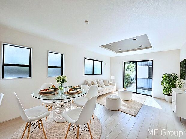 ◆2号棟◆~Living~ 家族の会話や笑顔が行き交うリビングです。大きなソファやダイニングテーブルでゆったり食事をしたりくつろぎたい♪そんな夢が叶えられる空間です!※家具はCGです