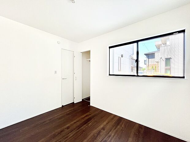 ◆2号棟◆~Bed Room~ マンションと違い部屋数が多いのが戸建てのメリットです。ご家族が増えたことで手狭に感じていた住まいも戸建てでは各居室プライバシーを保つことができます。