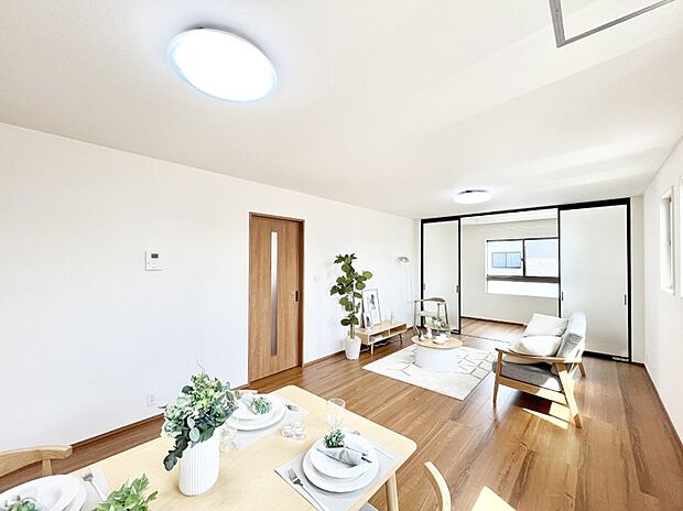 ~Living~ 豊かな陽光がこの場所を照らしだす。 光溢れるこの空間はみんなの笑顔が集う場所、時を忘れ、つきることのないたわいもない会話を楽しむ時間、たくさんの思いが綴られる場所。