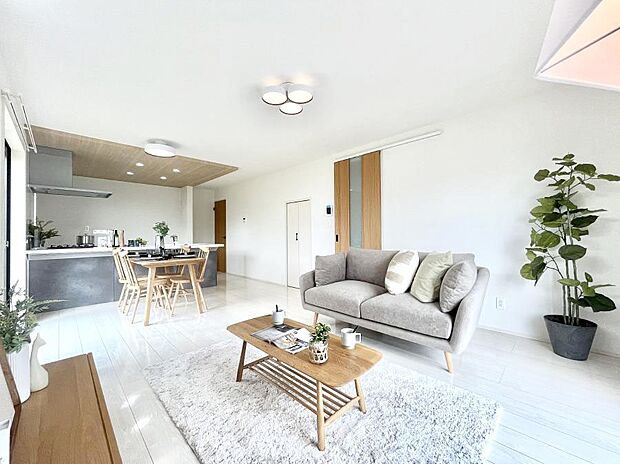 落ち着いた雰囲気のLDKは家族みんなの快適空間