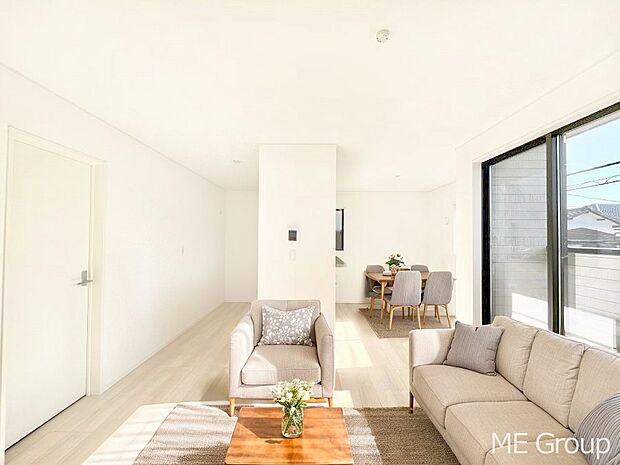 ~Living~ 家族の食事や団らんのほか、子どもを遊ばせたり、友人を招いたりするLDKは住まいの中心。長時間過ごす場所だから、その空間は住まい全体の居心地を左右します。 ※家具はCGです