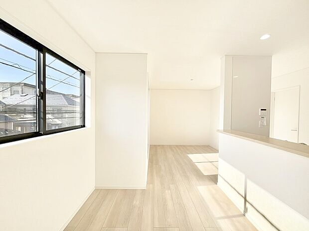 ~Living~豊かな陽光がこの場所を照らしだす。光溢れるこの空間はみんなの笑顔が集う場所、時を忘れ、つきることのないたわいもない会話を楽しむ時間、たくさんの思いが綴られる場所。