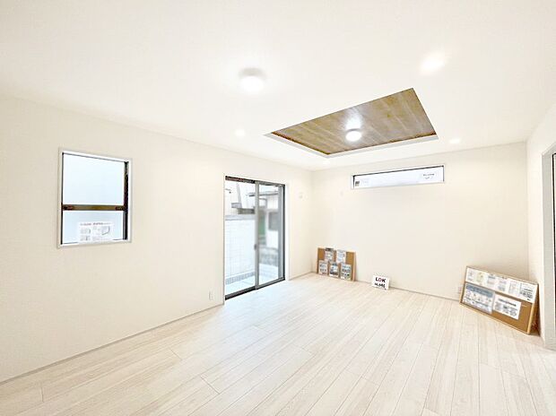 ~Living~ 飽きの来ないシンプルでおしゃれなLDK。大きな窓から日差しが差し込むので室内も明るく、家族の憩いの場としてピッタリです。開放感と日当たりの良さを是非ご覧ください!