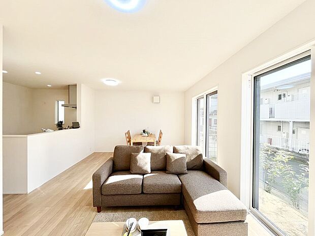 ~Living~豊かな陽光がこの場所を照らしだす。光溢れるこの空間はみんなの笑顔が集う場所、時を忘れ、つきることのないたわいもない会話を楽しむ時間、たくさんの思いが綴られる場所。