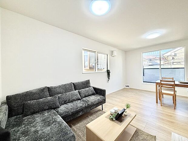 ~Living~ 日当たりのいい2階リビングはプライベート性も高く、落ち着いて暮らせます。ゆとりある暮らしと心地よい住環境が紡ぐ贅沢な時間をご家族みんなでお過ごし下さい。