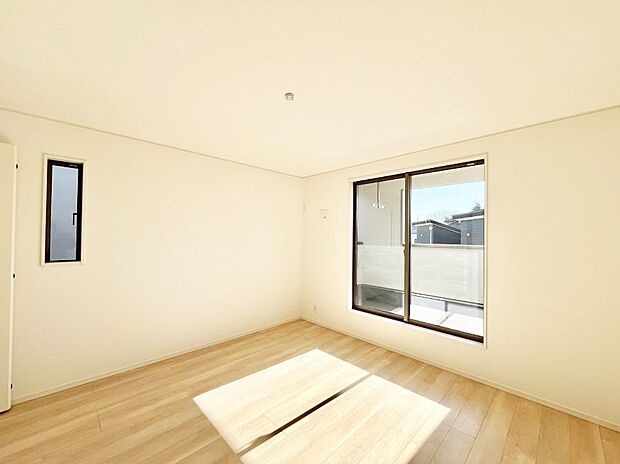 ◆1号棟◆~Bed Room~ 2面採光を確保した明るい室内は、風通しも良く、大変居心地の良い空間となっております。爽やかな風を感じて起きる朝は、快適生活の始まりに!日当たりや通風がとても良い住まい♪