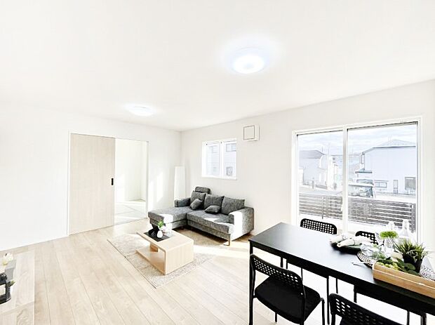 ~Living~ 飽きの来ないシンプルでおしゃれなLDK。大きな窓から日差しが差し込むので室内も明るく、家族の憩いの場としてピッタリです。開放感と日当たりの良さを是非ご覧ください!