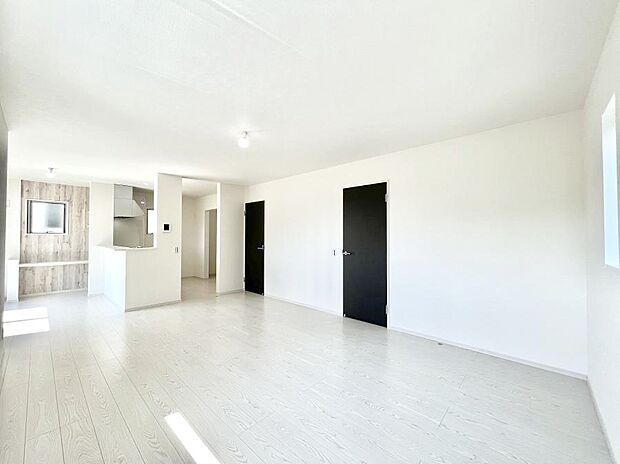 ～Living～　家族の食事や団らんのほか、子どもを遊ばせたり、友人を招いたりするLDKは住まいの中心。長時間過ごす場所だから、その空間は住まい全体の居心地を左右します。