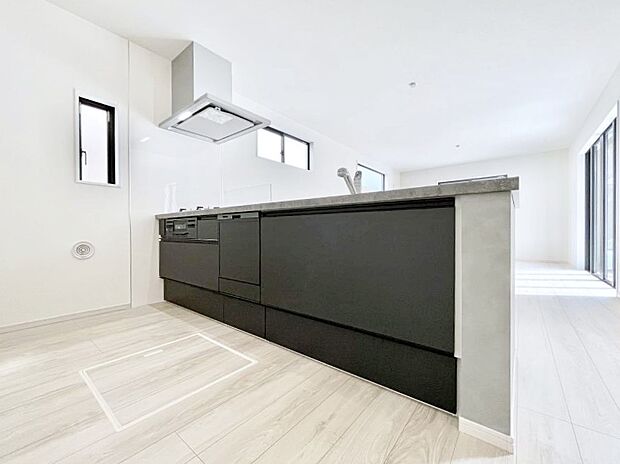 ～Kitchen～　広くて使いやすいキッチンなら家族でいっしょに料理をつくったり、後片付けも手間なくできちゃいます♪収納もたっぷりあるので、いつもすっきりと清潔な印象を保てます。