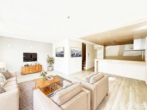 ～Living～　リビングに階段のある間取りです♪家族のコミュニケーションがスムーズに取れますね♪ゆとりある暮らしと心地よい住環境が紡ぐ贅沢な時間をご家族みんなでお過ごし下さい。　※家具はCGです