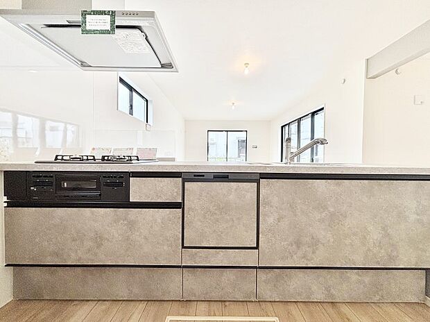 ～Kitchen～　手元の収納から、足元の収納までが全てスライド式で、奥のスペースまで有効に活用できます。奥まで上から見渡せるので、たまにしか使わない調理器具もサッと取出せます。