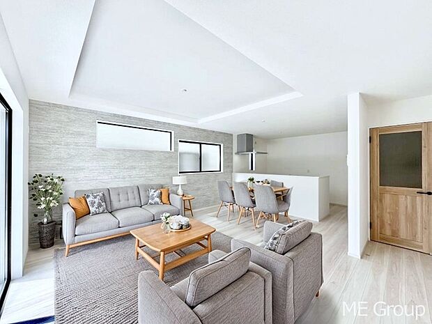 ~Living~ 飽きの来ないシンプルでおしゃれなLDK。大きな窓から日差しが差し込むので室内も明るく、家族の憩いの場としてピッタリです。開放感と日当たりの良さを是非ご覧ください! ※家具はCGです