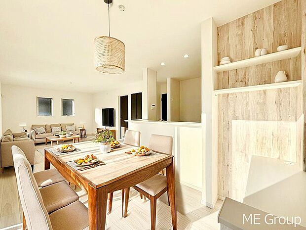 ～Living～　ダイニングは対面式キッチン付で配膳楽々♪リビングはダイニングキッチンと別空間で寛げる間取で、落ち着いた時間を過ごせます。※家具はCGです  