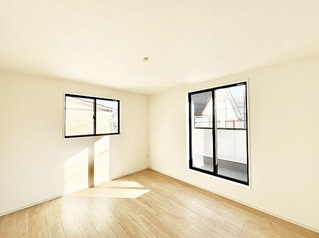 ～Bed Room～　2面採光を確保した明るい室内は、風通しも良く、大変居心地の良い空間となっております。爽やかな風を感じて起きる朝は、快適生活の始まりに！日当たりや通風がとても良い住まい♪