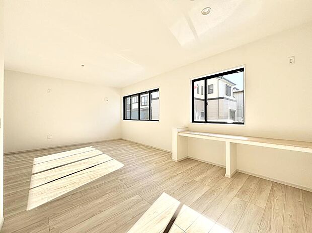 ～Living～　家族の食事や団らんのほか、子どもを遊ばせたり、友人を招いたりするLDKは住まいの中心。長時間過ごす場所だから、その空間は住まい全体の居心地を左右します。