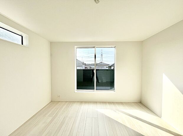～Bed Room～　バルコニーからの採光で朝もスッキリ目が覚めそうですね！穏やかな光が差し込む室内には、穏やかな時間が流れます。休日には、落ち着いた空間で自分の趣味を楽しむのはいかがですか。